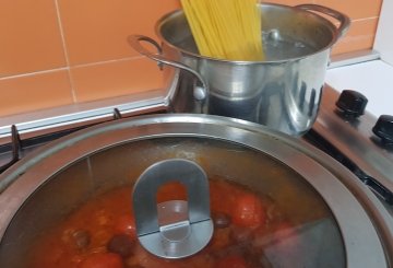 Spaghetti Con Tonno Alla Puttanesca preparazione 2