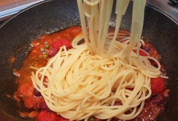 Spaghetti Con Tonno Alla Puttanesca preparazione 4