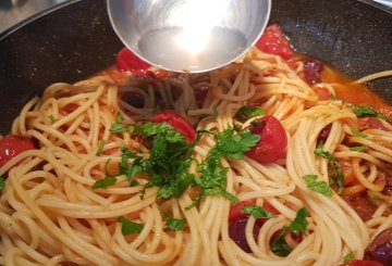 Spaghetti Con Tonno Alla Puttanesca preparazione 5