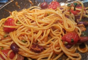 Spaghetti Con Tonno Alla Puttanesca preparazione 6
