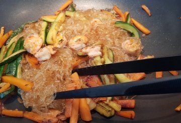 Spaghetti di soia con gamberi preparazione 5