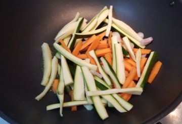 Spaghetti di soia con gamberi preparazione 1