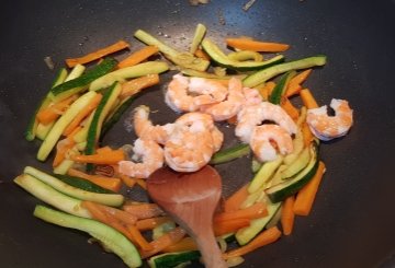 Spaghetti di soia con gamberi preparazione 2