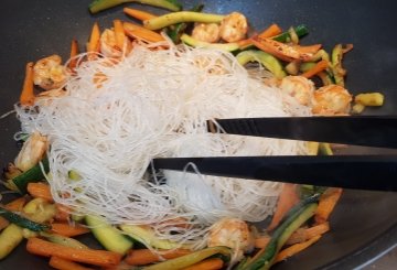 Spaghetti di soia con gamberi preparazione 3