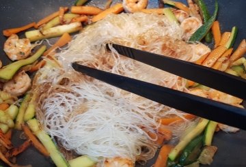 Spaghetti di soia con gamberi preparazione 4