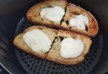 Bruschette Nella Friggitrice Ad Aria preparazione 5