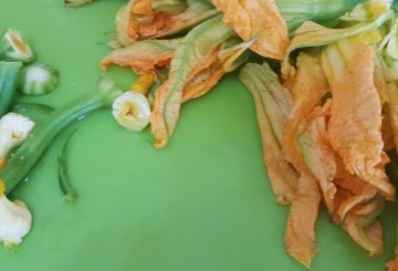 Pasta Con I Fiori Di Zucca preparazione 0