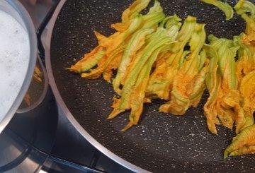 Pasta Con I Fiori Di Zucca preparazione 2