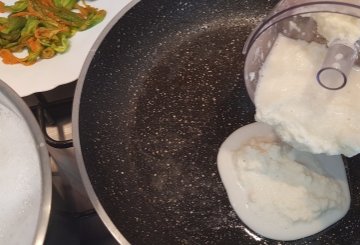 Pasta Con I Fiori Di Zucca preparazione 5