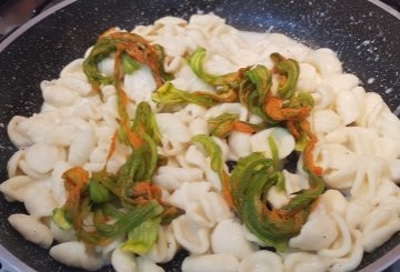 Pasta Con I Fiori Di Zucca preparazione 7