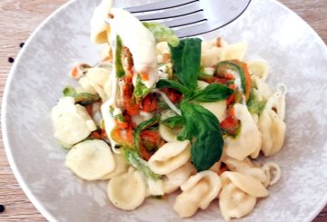 Pasta Con I Fiori Di Zucca preparazione 9