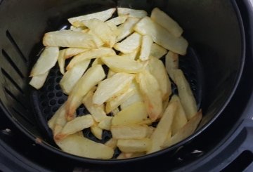 Patate Fritte In Friggitrice Ad Aria preparazione 4