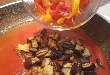 Pasta Con Peperoni E Melanzane preparazione 0