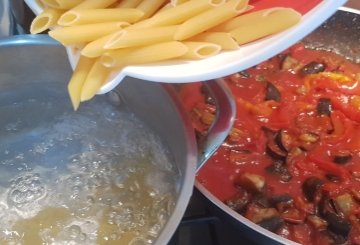 Pasta Con Peperoni E Melanzane preparazione 1