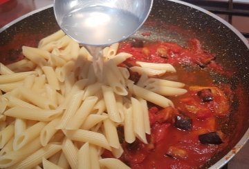 Pasta Con Peperoni E Melanzane preparazione 2