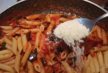 Pasta Con Peperoni E Melanzane preparazione 3