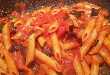 Pasta Con Peperoni E Melanzane preparazione 4