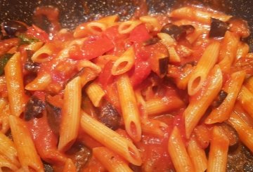 Pasta Con Peperoni E Melanzane preparazione 4