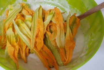 Frittelle Di Fiori Di Zucca preparazione 5