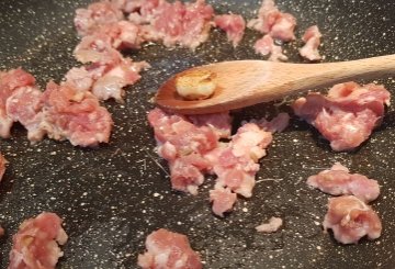 Pasta Con Crema Di Patate E Salsiccia preparazione 3