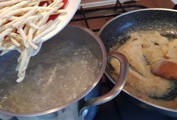 Pasta Con Crema Di Patate E Salsiccia preparazione 7