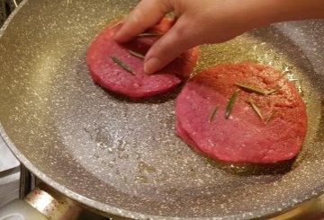 Hamburger In Padella preparazione 2