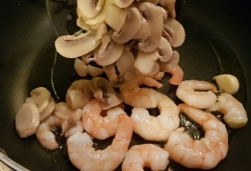 Gnocchetti Con Funghi E Mazzancolle preparazione 1