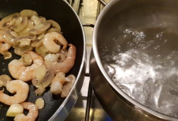 Gnocchetti Con Funghi E Mazzancolle preparazione 2