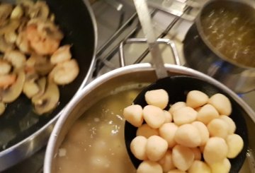 Gnocchetti Con Funghi E Mazzancolle preparazione 3