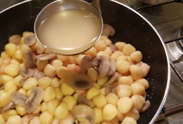 Gnocchetti Con Funghi E Mazzancolle preparazione 5