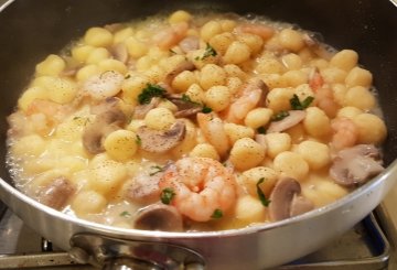 Gnocchetti Con Funghi E Mazzancolle preparazione 6