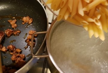 Pasta Con Salsiccia E Formaggio preparazione 1