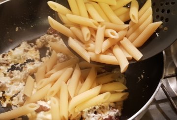 Pasta Con Salsiccia E Formaggio preparazione 6