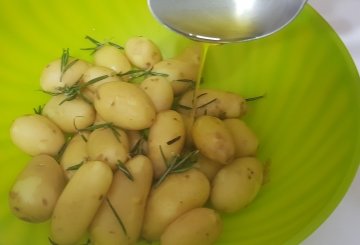 Patate Novelle Nella Friggitrice Ad Aria preparazione 2