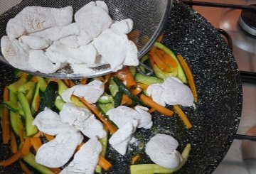 Straccetti Di Pollo Con Verdure preparazione 2