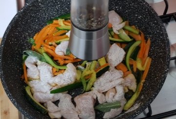 Straccetti Di Pollo Con Verdure preparazione 3