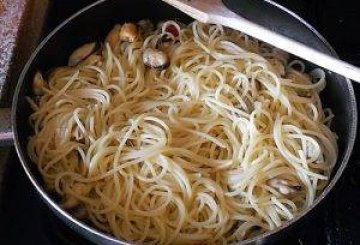 Spaghetti Con Le Cozze In Bianco preparazione 9