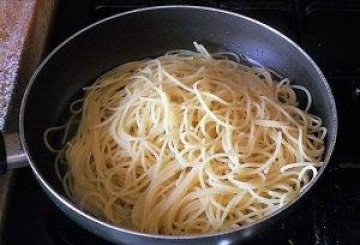 Spaghetti Con Le Cozze In Bianco preparazione 6