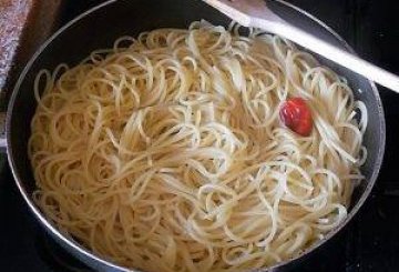 Spaghetti Con Le Cozze In Bianco preparazione 7