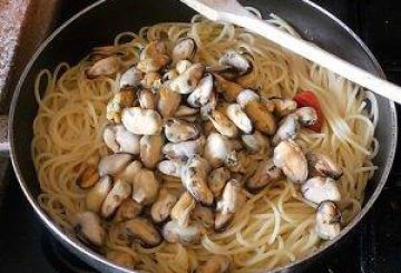 Spaghetti Con Le Cozze In Bianco preparazione 8