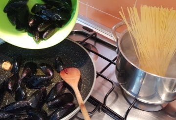 Spaghetti Con Le Cozze preparazione 3