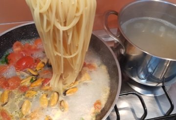 Spaghetti Con Le Cozze preparazione 8