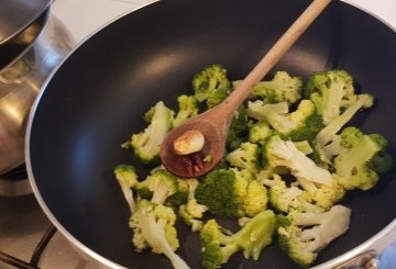 PASTA BROCCOLI E TONNO preparazione 1