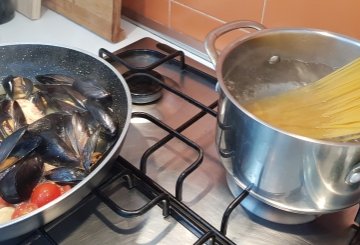 SPAGHETTI COZZE E SCAMPI preparazione 1