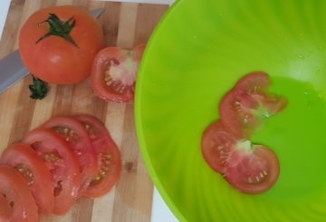 INSALATA DI POMODORI E TONNO preparazione 1