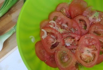 INSALATA DI POMODORI E TONNO preparazione 2