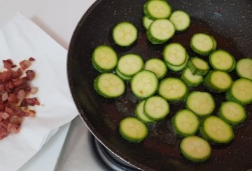 PASTA ZUCCHINE E SPECK preparazione 1