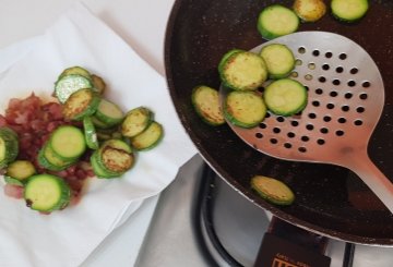 PASTA ZUCCHINE E SPECK preparazione 2