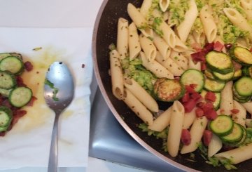 PASTA ZUCCHINE E SPECK preparazione 7