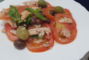 INSALATA DI POMODORI E TONNO preparazione 4